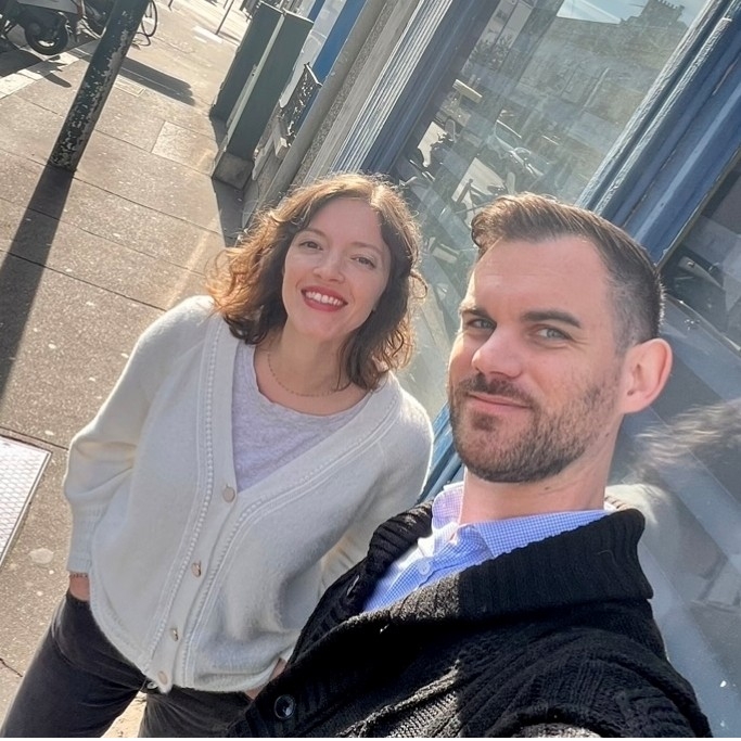 L’équipe Novili – Architectes et décorateurs d’intérieur à Paris. Nous vous accompagnons dans vos projets de rénovation, décoration et aménagement sur-mesure en Île-de-France. Portrait de deux architectes et décorateurs d’intérieur de Novili à Paris, devant leur agence. Équipe souriante, professionnelle et passionnée.