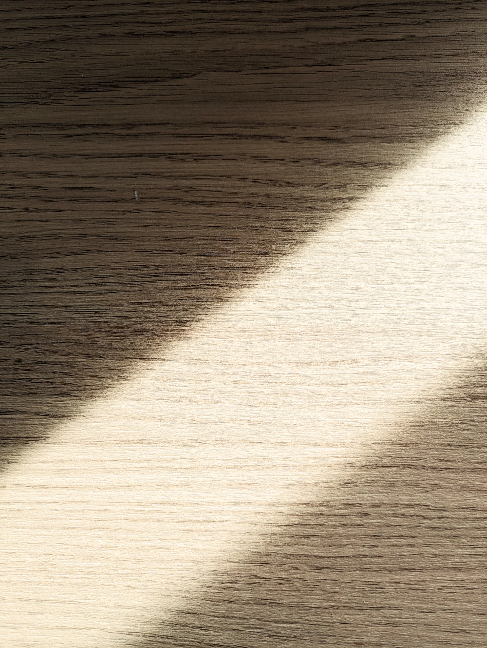 Vue détaillée de la cuisine rénovée avec du terrazzo, des façades blanc cassé, et des touches de rose nude. Un projet sur-mesure d’aménagement intérieur. Cuisine sur-mesure avec rayon, de, soleil, sur, le, plan, rénovation contemporaine