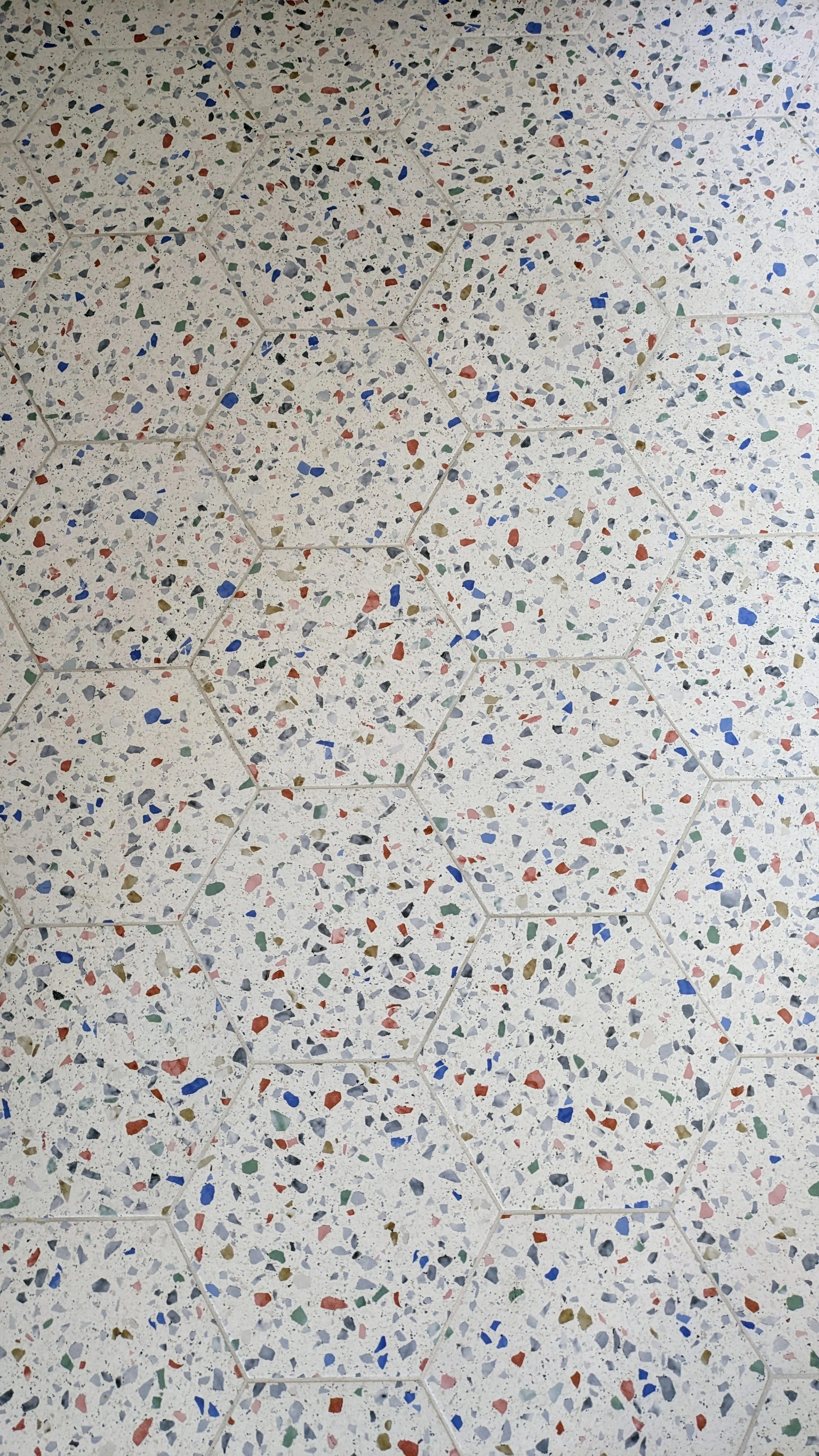 Vue détaillée de la cuisine rénovée avec du terrazzo, des façades blanc cassé, et des touches de rose nude. Un projet sur-mesure d’aménagement intérieur. Cuisine sur-mesure avec carrelage, grés, céramique, terrazzo, blanc, moucheté, rénovation contemporaine