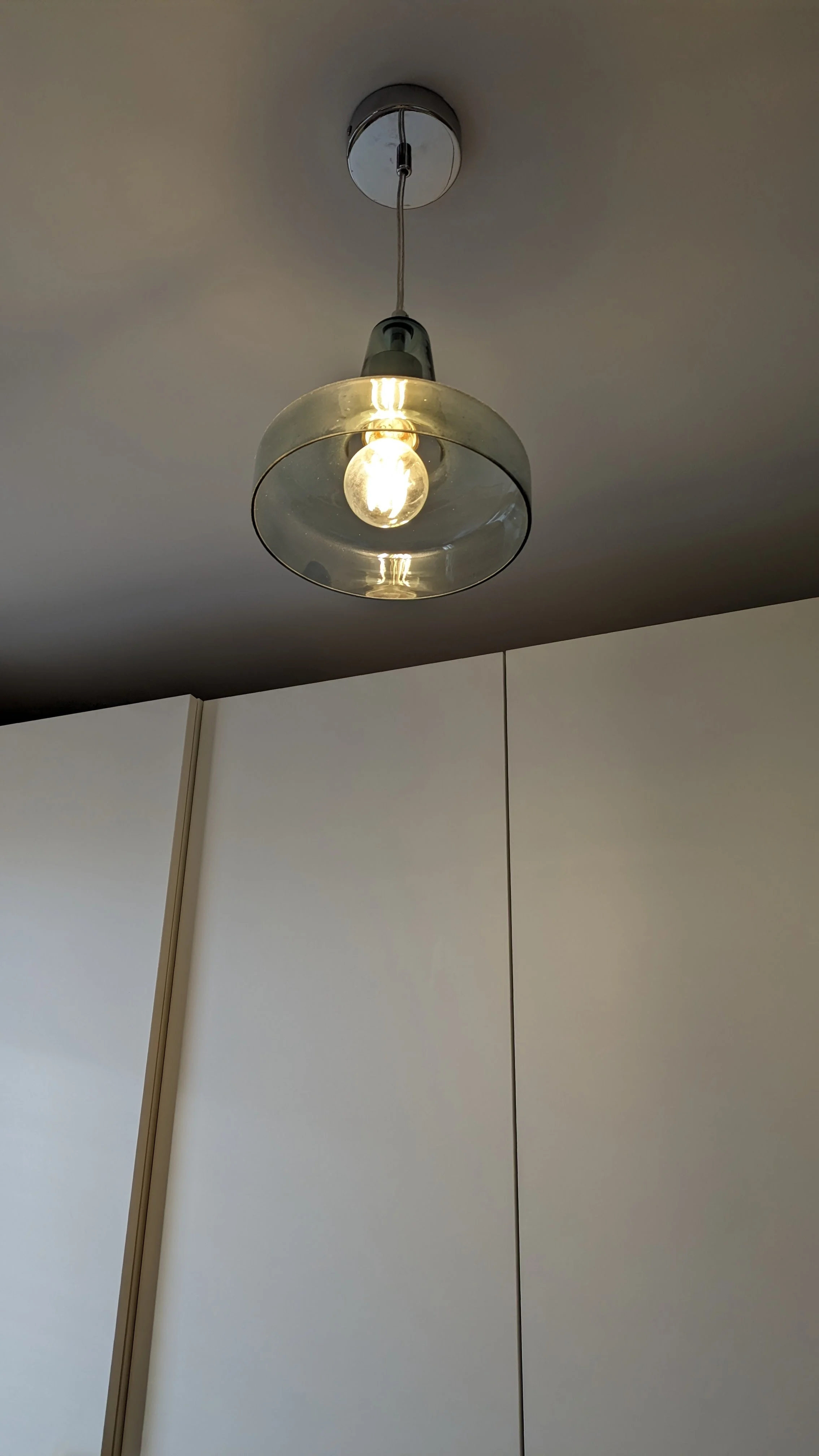 Projet de rénovation complète d'une cuisine sur-mesure - Focus sur lampe suspension en verre teinté, pavillon chrome - plafond peint en Slaked Lime de Little Greene - Façades de la cuisine en blanc chaud Focus sur lampe suspension en verre teinté, pavillon chrome - plafond peint en Slaked Lime de Little Greene - Façades de la cuisine en blanc chaud