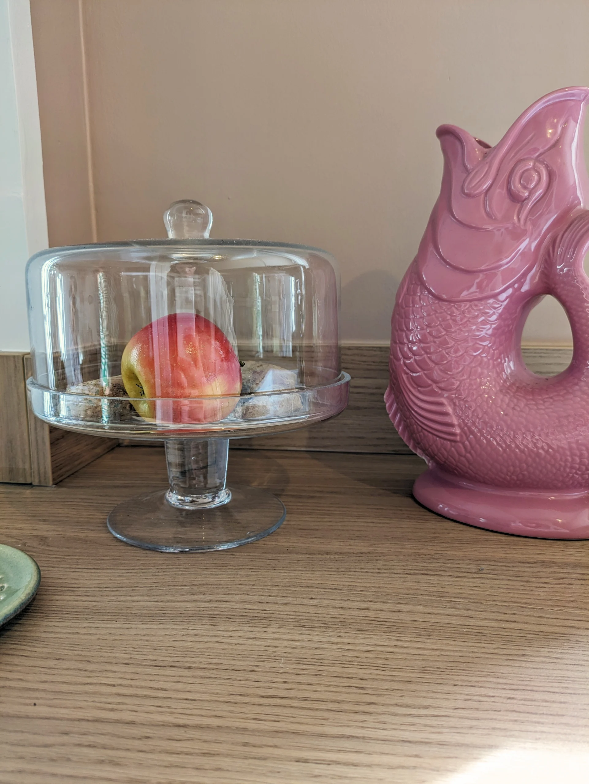 Vue détaillée de la cuisine rénovée avec du terrazzo, des façades blanc cassé, et des touches de rose nude. Un projet sur-mesure d’aménagement intérieur. Cuisine sur-mesure avec déco, présentation, fruit, et, patisserie, avec, rénovation contemporaine