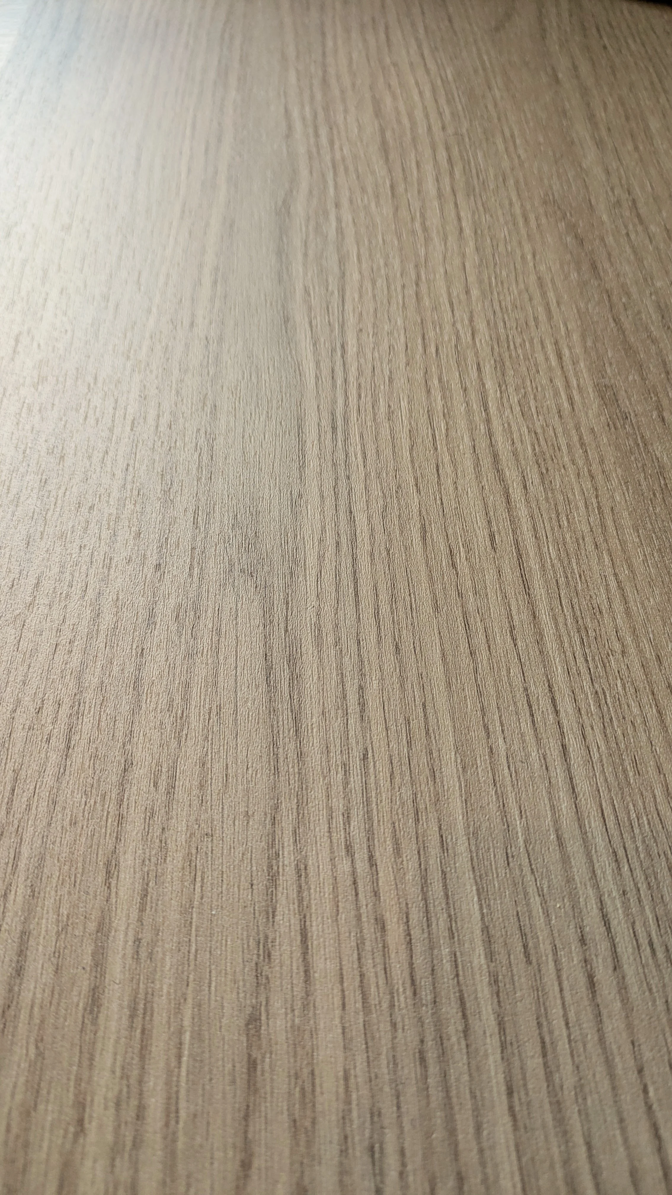 Vue détaillée de la cuisine rénovée avec du terrazzo, des façades blanc cassé, et des touches de rose nude. Un projet sur-mesure d’aménagement intérieur. Cuisine sur-mesure avec plan, de, travail, en, stratifié, motif, rénovation contemporaine