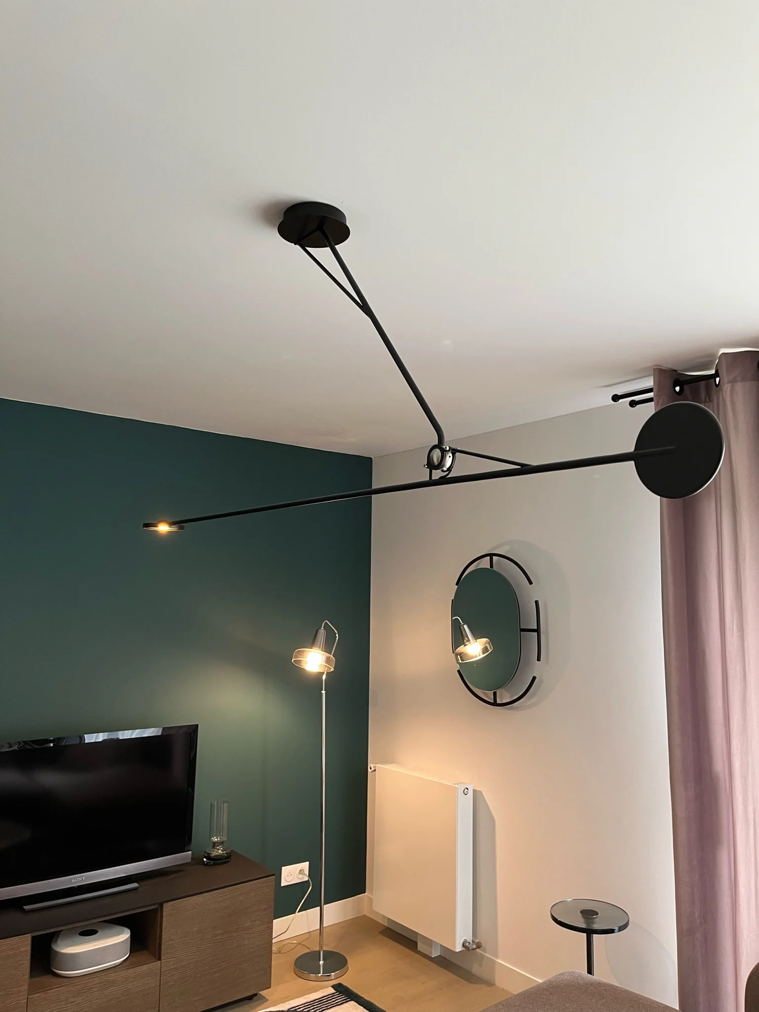 Détail du plafonnier Aaro DCW éditions et du lampadaire Anshin coloris smoke Plafonnier Aaro DCW Edition et lampadaire Anshin Zuiver smoke