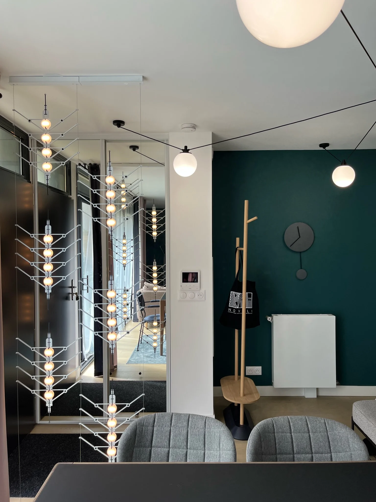 Entrée illuminée par le rideau VVV et mur peint Goblin 311 Little Greene Entrée avec rideau lumineux VVV Studio Vantot et mur Goblin 311