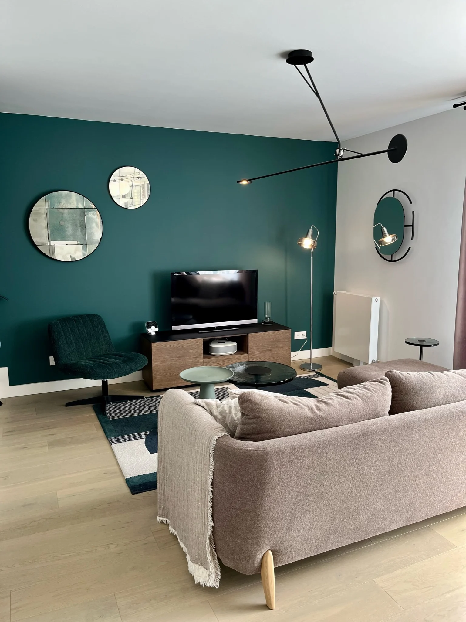 Salon agrémenté de miroirs et de plafonnier Aaro Salon avec jeu de miroirs et plafonnier Aaro DCW Edition