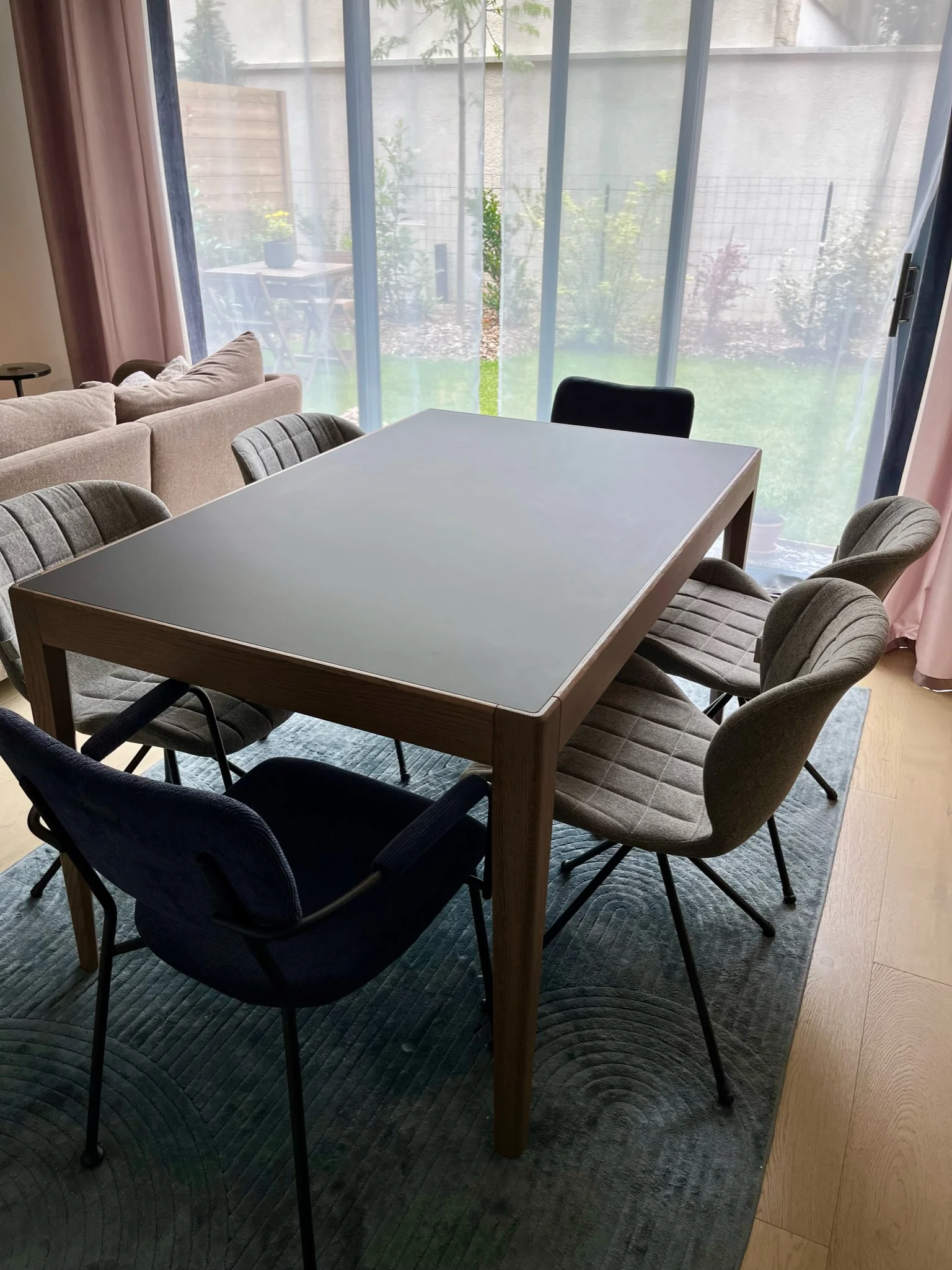 Salle à manger avec table Opéra et chaises Zuiver Salle à manger avec table Opéra Imperial Line plateau fenix noir et piètement en chêne biscuit massifet chaises Zuiver