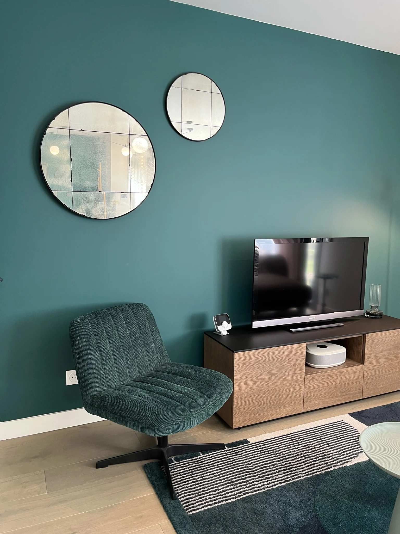 Gros plan sur le mur Goblin 311 et le fauteuil Belmond Zuiver Zoom sur le mur peint Goblin 311 et fauteuil Belmond Zuiver