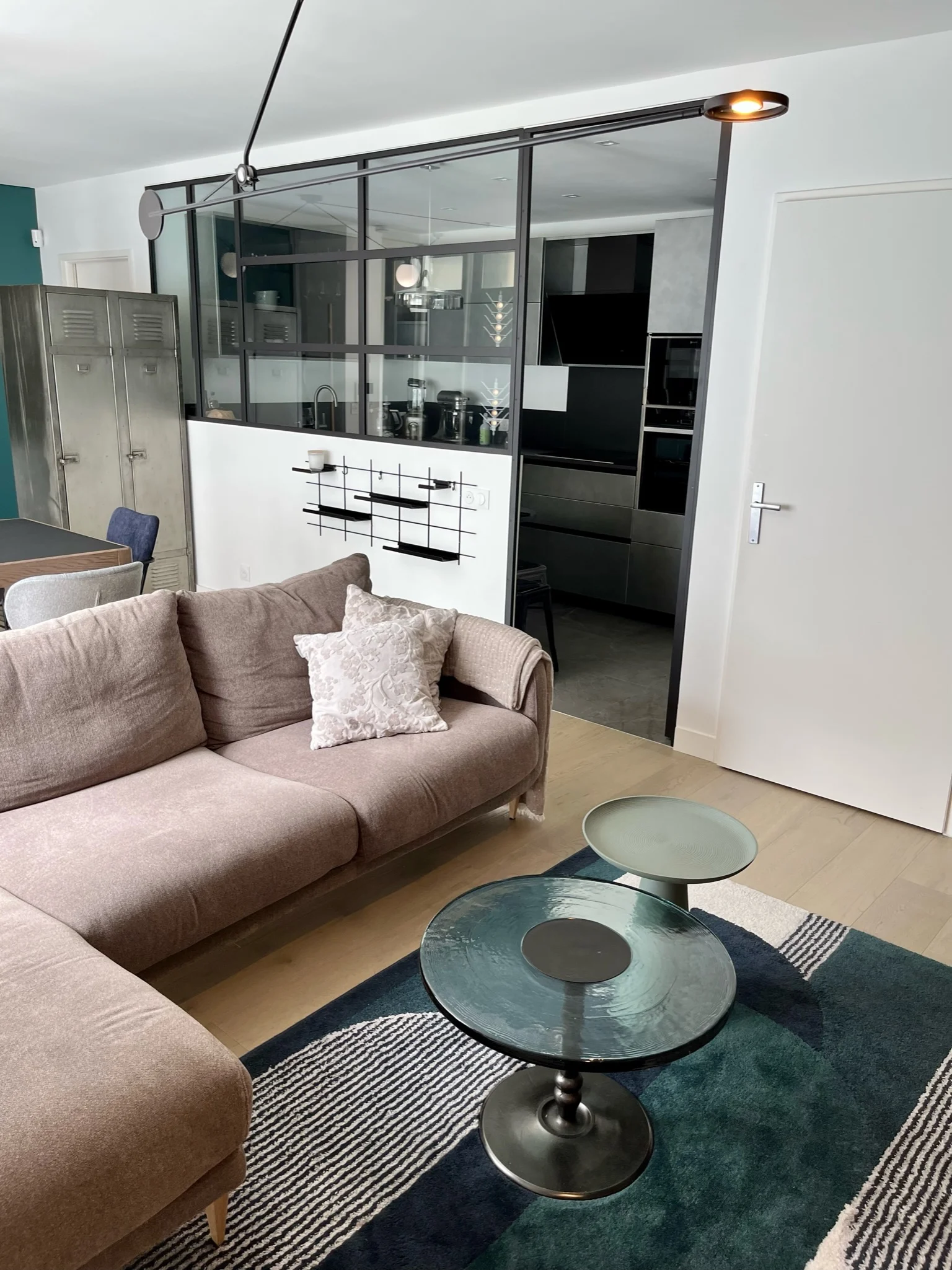 Canapé d’angle Jenny Sits avec tapis Arcade coloris émeraude Canapé d’angle Jenny Sits et tapis Arcade émeraude Idaho