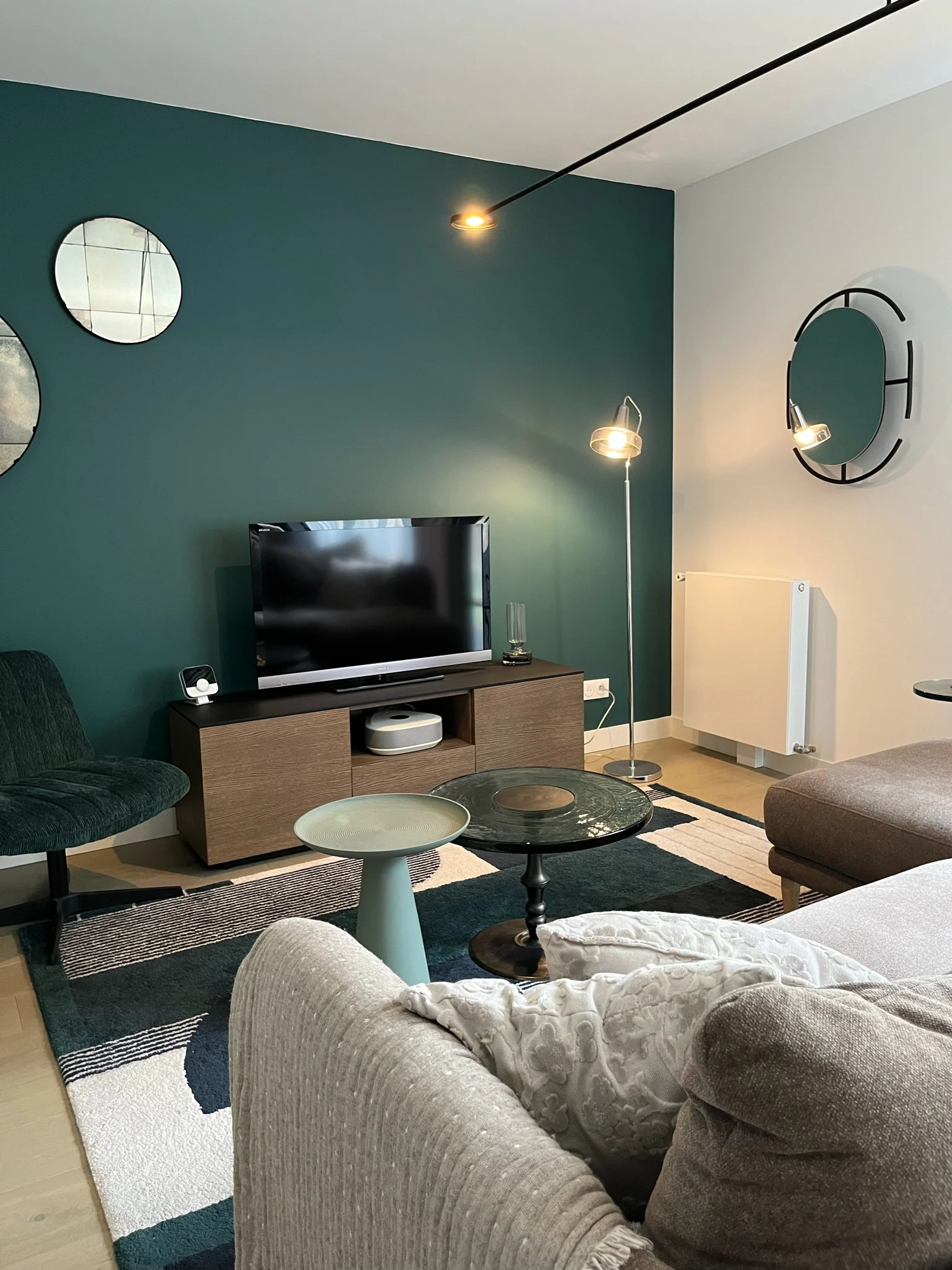 Salon vu depuis le côté du canapé Vue latérale du salon depuis le canapé