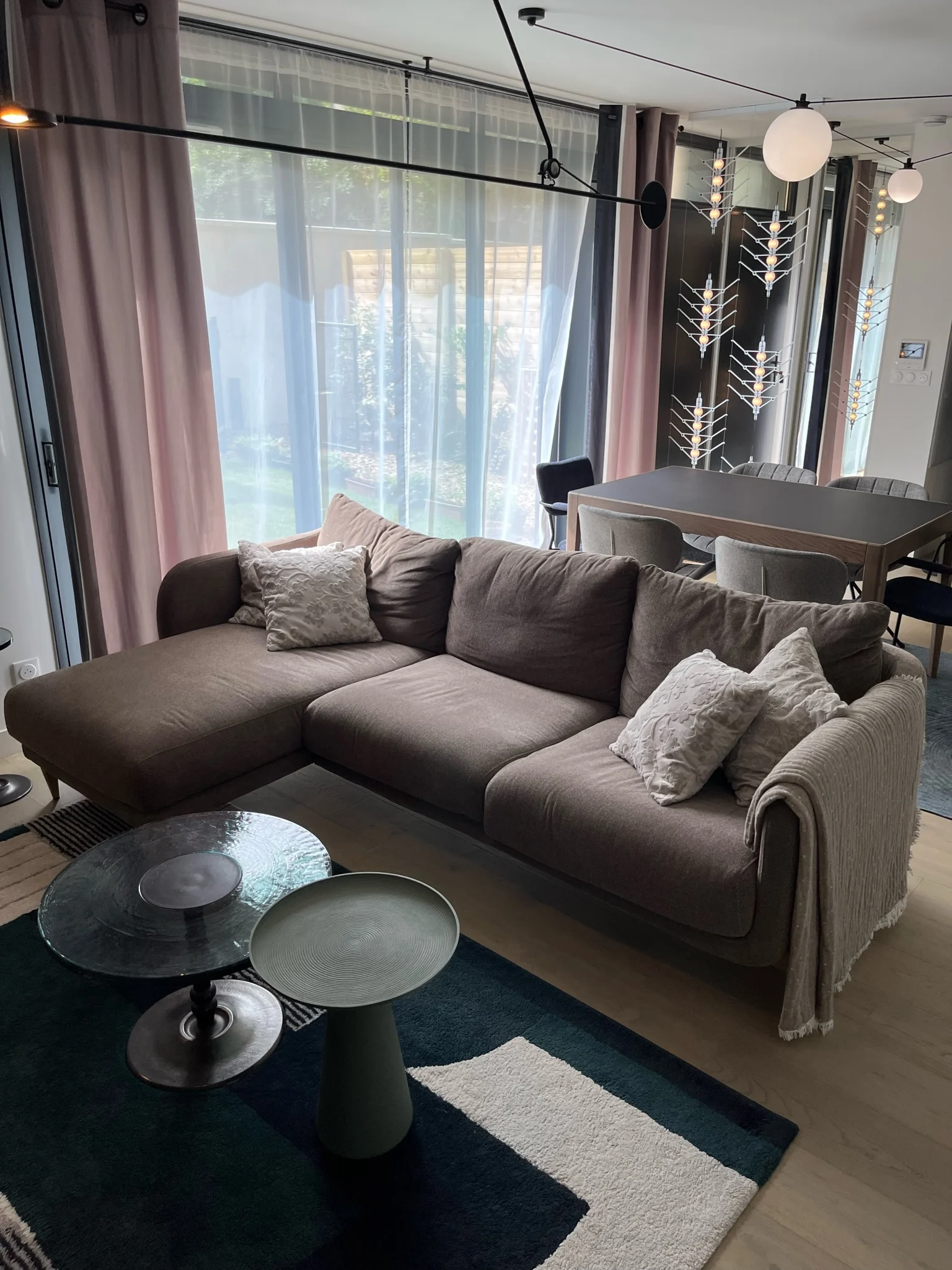 Vue de face du canapé Jenny Sits et composition de tables basses Zuiver Canapé Jenny de la marque Sits, vue de face, avec tables Zuiver