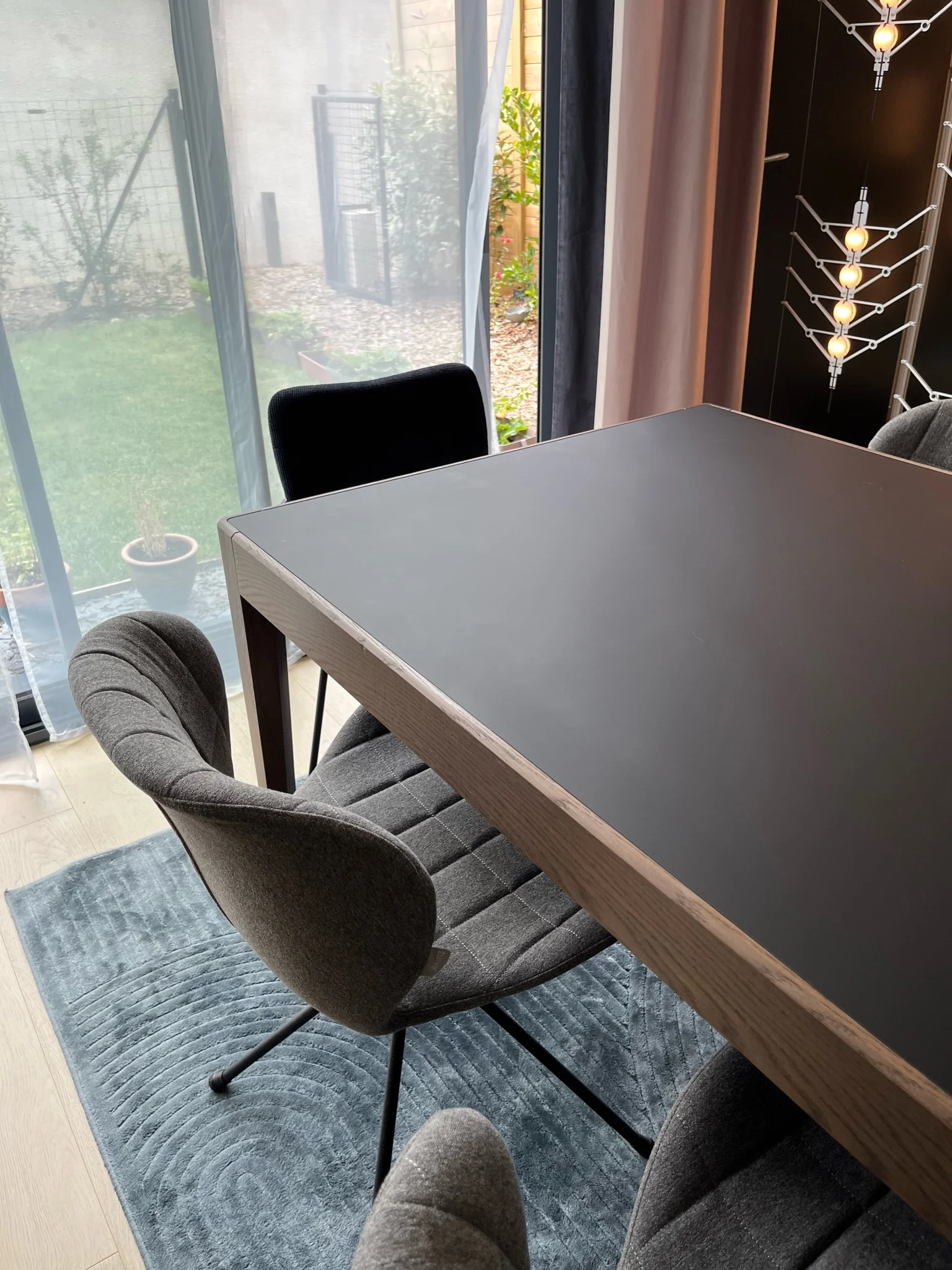 Gros plan sur la table Opéra Imperial Line et le tapis Volutes Table Opéra Imperial Line et tapis Volutes Idaho