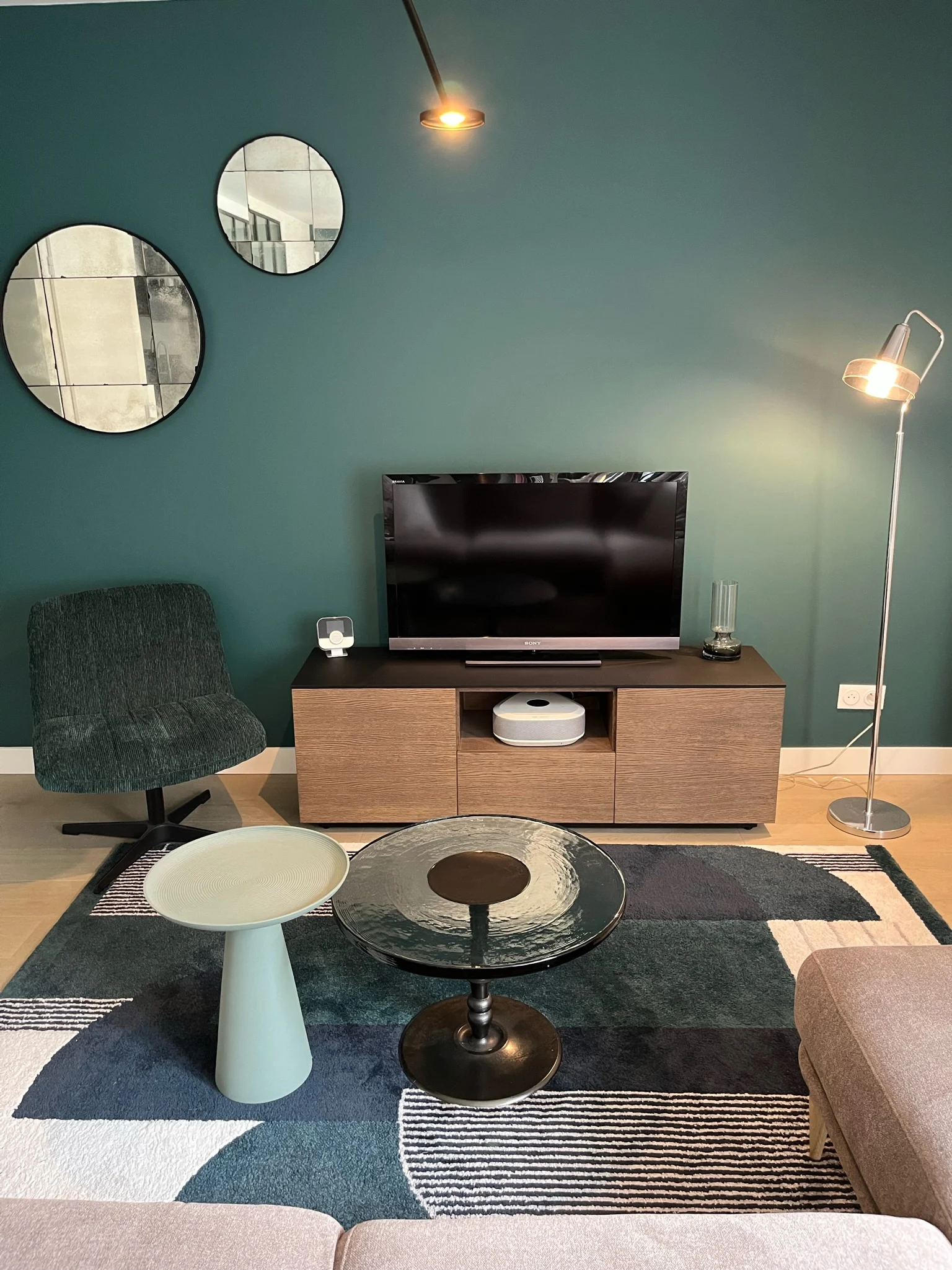 Agencement du meuble TV Time avec tables basses Zuiver et tapis Idaho Meuble TV Time Imperial Line façades bois plateau fenix noir, tables basses Zuiver plateau verre cathédrale, tapis Idaho Arcade, déco vouté déclinaison de bleu et blanc