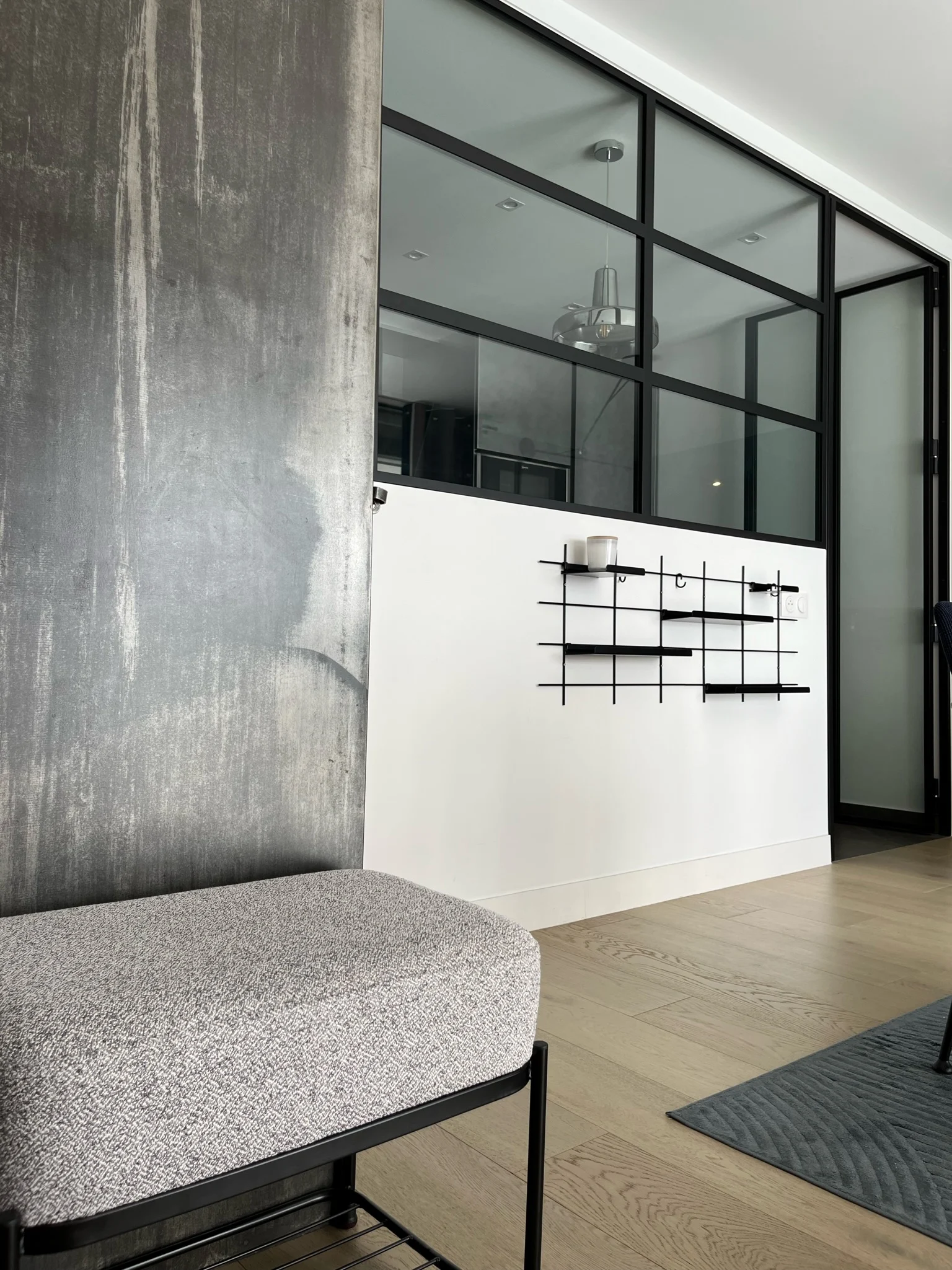 Détail de la verrière sur mesure et des étagères Gassien Zoom sur la verrière en aluminium sur-mesure et étagères Gassien