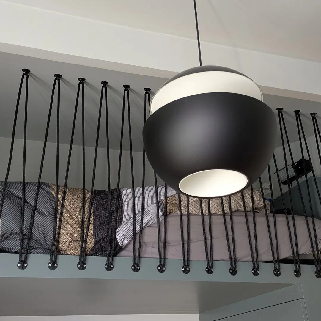 Lit mezzanine avec balustrade originale en cordes et luminaire suspension sphérique moderne