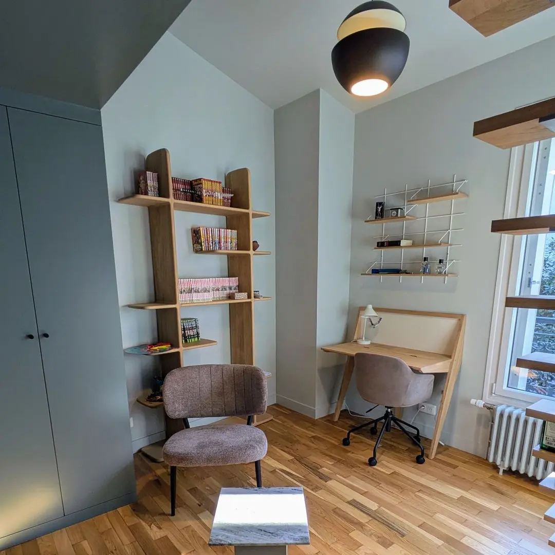 Chambre moderne avec coin bureau, bibliothèque design, fauteuils et rangements intégrés